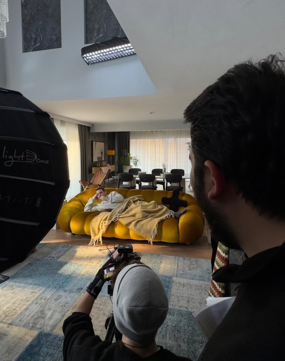 And after all the popcorn he ate shooting the adv,probably locked himself in the gym for half a day 😂😂
This photo can be useful,oooh,how much popcorn we eat when it comes to him 😏😏 #KeremBürsin