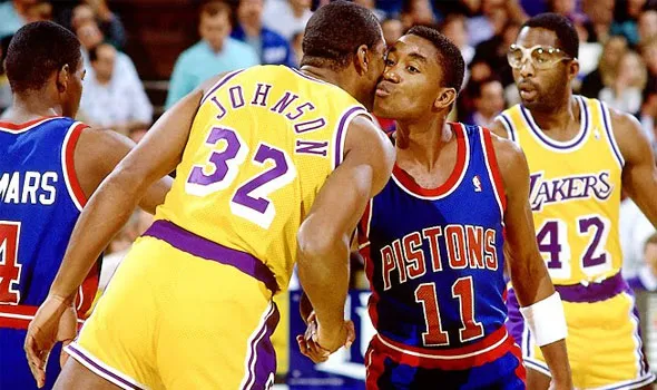 altieribruno's tweet photo. Isiah Thomas y Magic Johnson fueron hermanos. Una amistad bella, genuina, real. La foto infinita juntos es un beso antes del inicio de uno de los juegos de Finales 1988.

Pero luego, llegó el HIV de Magic. El mundo se paralizó.

Y la relación entre ambos se cayó a pedazos. https://t.co/LdIu09NJGg