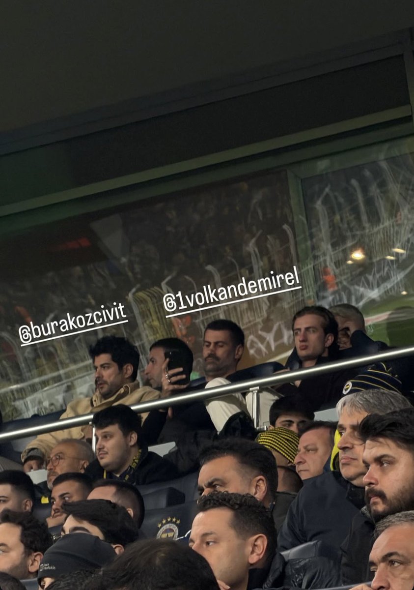 #BurakÖzçivit   #بوراك_اوزجيفيت 
بوراك مع مدير النادي😍❤️