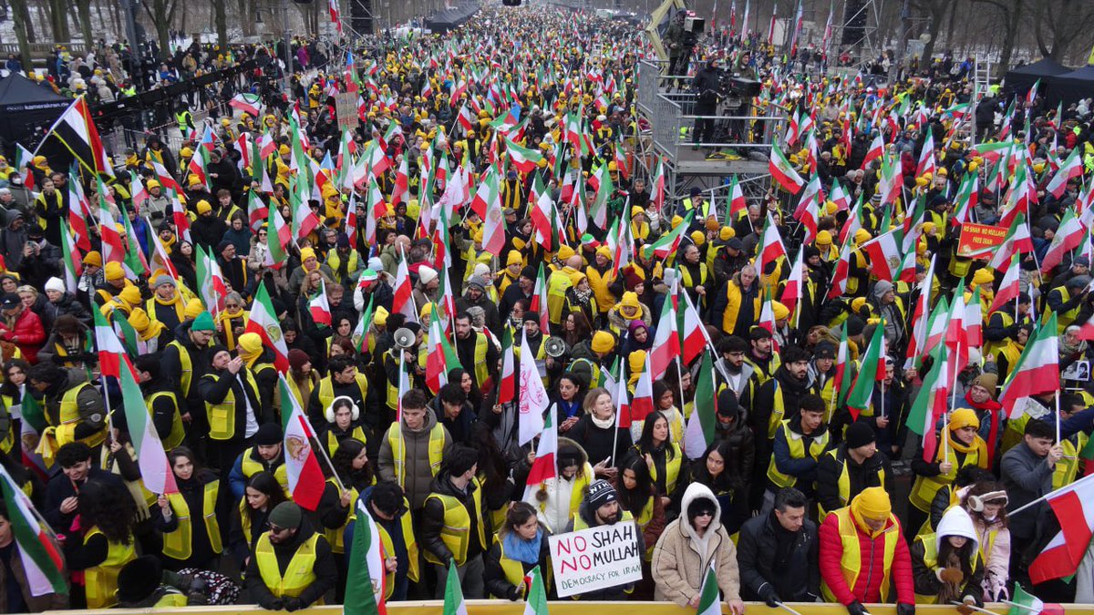 aylinmoutab's tweet photo. À Berlin, nous avons porté la voix du peuple iranien.
Notre génération a fait un choix clair : ni retour à la monarchie, ni domination religieuse.
« Ni chah, ni mollah » n’est pas un simple slogan, c’est la voix d’un avenir sans dictature.
#BerlinFreeIranDemo 

@Xavier_Bettel https://t.co/QfQ0Fxo3xA