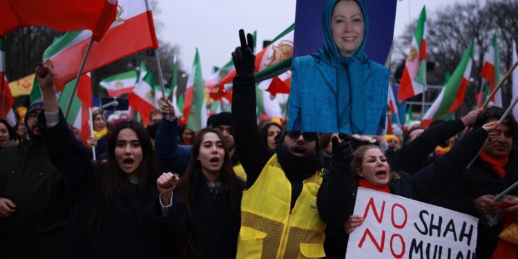 aylinmoutab's tweet photo. À Berlin, nous avons porté la voix du peuple iranien.
Notre génération a fait un choix clair : ni retour à la monarchie, ni domination religieuse.
« Ni chah, ni mollah » n’est pas un simple slogan, c’est la voix d’un avenir sans dictature.
#BerlinFreeIranDemo 

@Xavier_Bettel https://t.co/QfQ0Fxo3xA