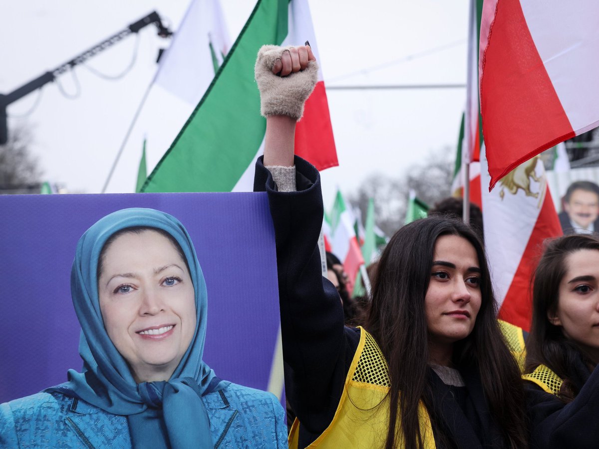 aylinmoutab's tweet photo. À Berlin, nous avons porté la voix du peuple iranien.
Notre génération a fait un choix clair : ni retour à la monarchie, ni domination religieuse.
« Ni chah, ni mollah » n’est pas un simple slogan, c’est la voix d’un avenir sans dictature.
#BerlinFreeIranDemo 

@Xavier_Bettel https://t.co/QfQ0Fxo3xA