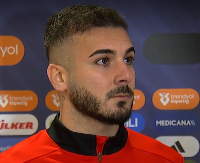 Oğulcan Ülgün: "Mert Müldür ümit milli takımdan arkadaşım. Ofsaytı o bozuyor sanırım. Orada gol atmak bize yakışmazdı. Mert Müldür'e ve Fenerbahçe'ye saygı gösteriyorum. Keşke bizim gösterdiğimiz karakteri... Neyse, konuşmak doğru olmaz. Ceza almak istemiyorum." (beIN Sports)