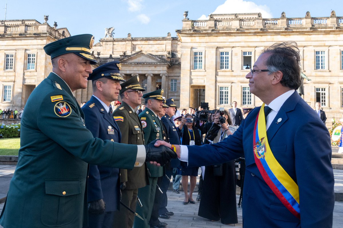 🚨 Colombia en alerta 🚨
Mientras el país se desangra, este gobierno levanta órdenes de captura, da privilegios a criminales y debilita a nuestras Fuerzas Militares. Se desmonta el Estado, se normaliza la impunidad y crece el miedo. ¿Hasta cuándo? 🇨🇴⚠️