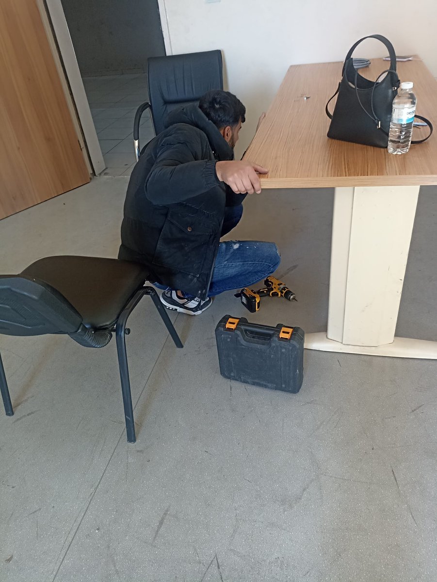 "Ben Her Yerde Varım” Projesi kapsamında, Mobilya ve İç Mekan Tasarımı alanı öğrencilerimiz; Öğretmenimiz Ziya Tekin rehberliğinde Kaymakam Bülent Pekdemir Ortaokulunda çeşitli tamirat çalışmaları gerçekleştirdi.
Emekleri için öğretmen ve öğrencilerimize teşekkür ederiz.