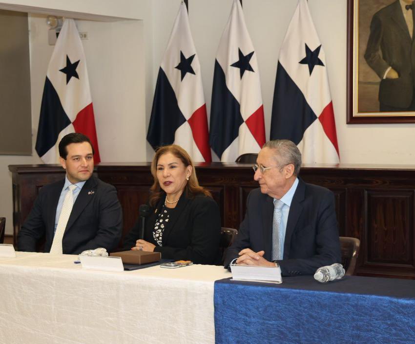 Agradecí a <a href="/PanamaCNA/">Colegio Nacional de Abogados</a> por su labor para mantener la confianza en el sistema judicial, supervisando la profesión legal y garantizando que los abogados actúen con integridad, libres de corrupción, chantaje o extorsión. El compromiso con el Estado de Derecho respalda un clima de