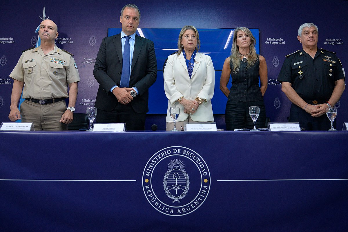 UN CELULAR EN MANOS DE UN PRESO ES UN ARMA

Desarticulamos una banda que operaba desde cárceles bonaerenses como una verdadera pyme del delito: creaban perfiles falsos en aplicaciones de citas, armaban causas penales simuladas, amenazaban y extorsionaban a sus víctimas. Además,