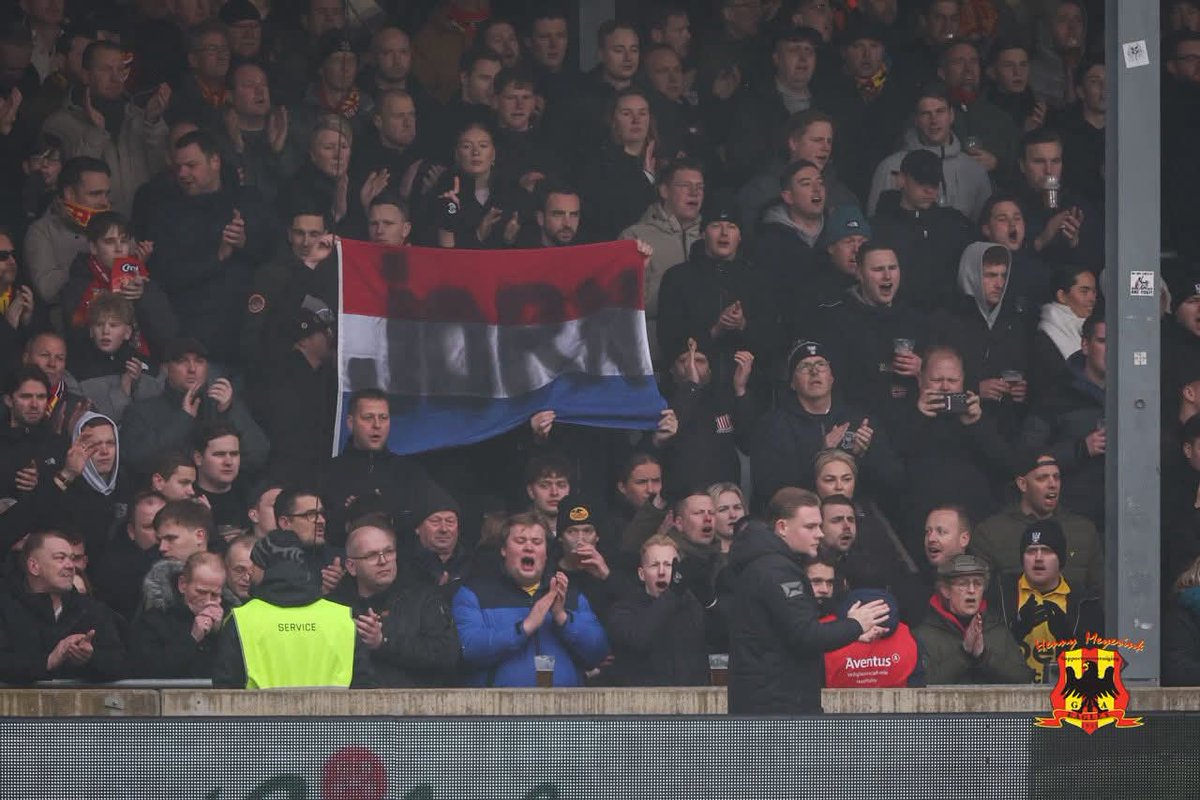 Voor en tijdens de wedstrijd tegen Telstar is er stil gestaan bij het overlijden van supporter Jorn Kraaijenzank. In aanwezigheid van ouders, zus en vele vrienden is er een mooi bord aan de muur geplaatst.
Ook spandoeken en 1 minuut indrukwekkend applaus 
❤️💛🙏
#kowet