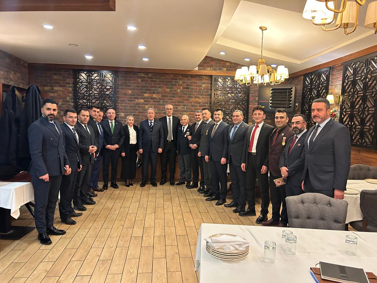 Milli Savunma Komisyonu Başkanı <a href="/hulusiakarmedya/">Hulusi AKAR</a> Paşamız ve komisyon üyeleriyle bir araya gelerek, şehit yakını ve gazilerimizin özlük haklarına ilişkin komisyondaki kanun taslağı hakkında görüş ve önerilerimizi ifade ettik.

Bizimle beraber komisyon görüşmesine katılan