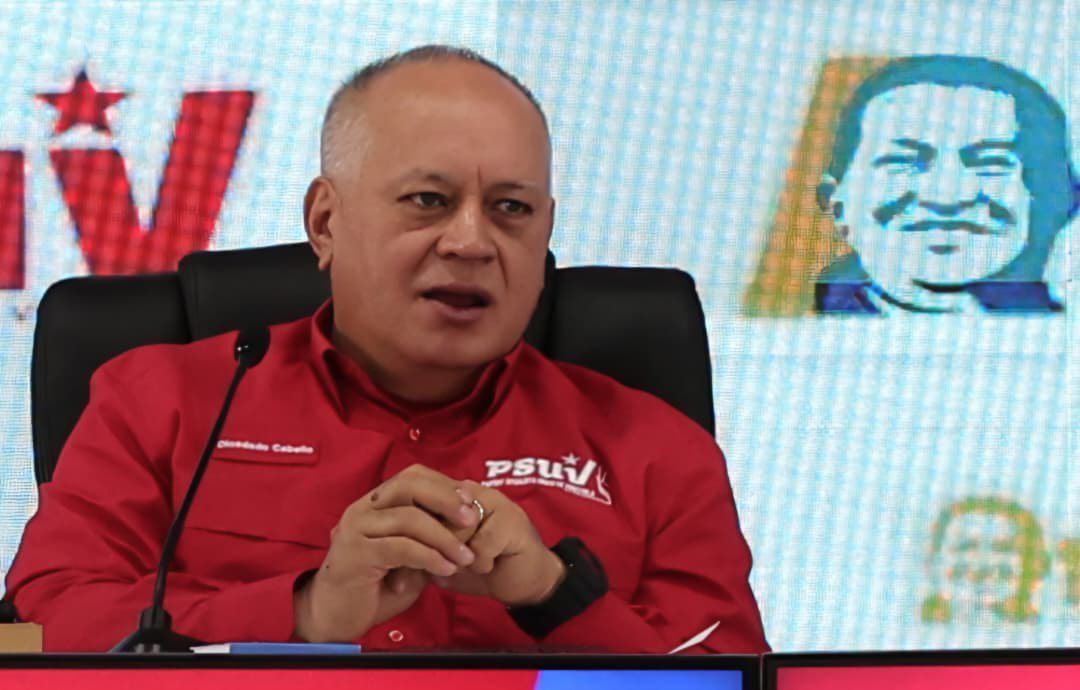 ConElMazoDando's tweet photo. #EnPazNosotrosVenceremos | Al cumplirse 38 días del secuestro del presidente de la República, Nicolás Maduro y de su esposa Cilia Flores, el secretario general del Partido Socialista Unido de Venezuela (PSUV), Diosdado Cabello Rondón, enfatizó que Venezuela seguirá luchando hasta tenerlos de regresó en su Patria.

“Más temprano que tarde los tendremos aquí junto a su Pueblo”, expresó Cabello durante la rueda de prensa del PSUV.

Asimismo, aprovechó el espacio para enviar toda la fuerza y cariño al Jefe de Estado y su esposa, quienes se encuentran retenidos ilegalmente en Estados Unidos (EEUU).

“Desde aquí, nuestra fuerza, nuestro cariño, nuestro respeto, siempre. Claros estamos que ninguna de las acusaciones contra ellos tiene algún sustento, ninguna”, afirmó.

@dcabellor 

#09Feb