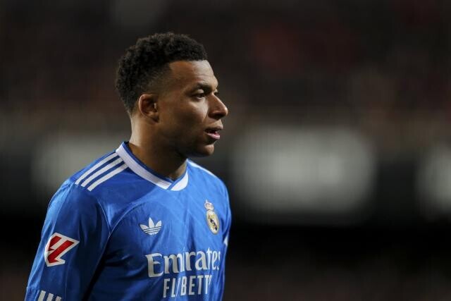 Coupable de nouvelles insultes envers le corps arbitral, à Valence (2-0), Kylian Mbappé ne devrait pas être sanctionné. Un nouveau dérapage qui symbolise toute sa frustration actuelle. l.lequipe.fr/BcI