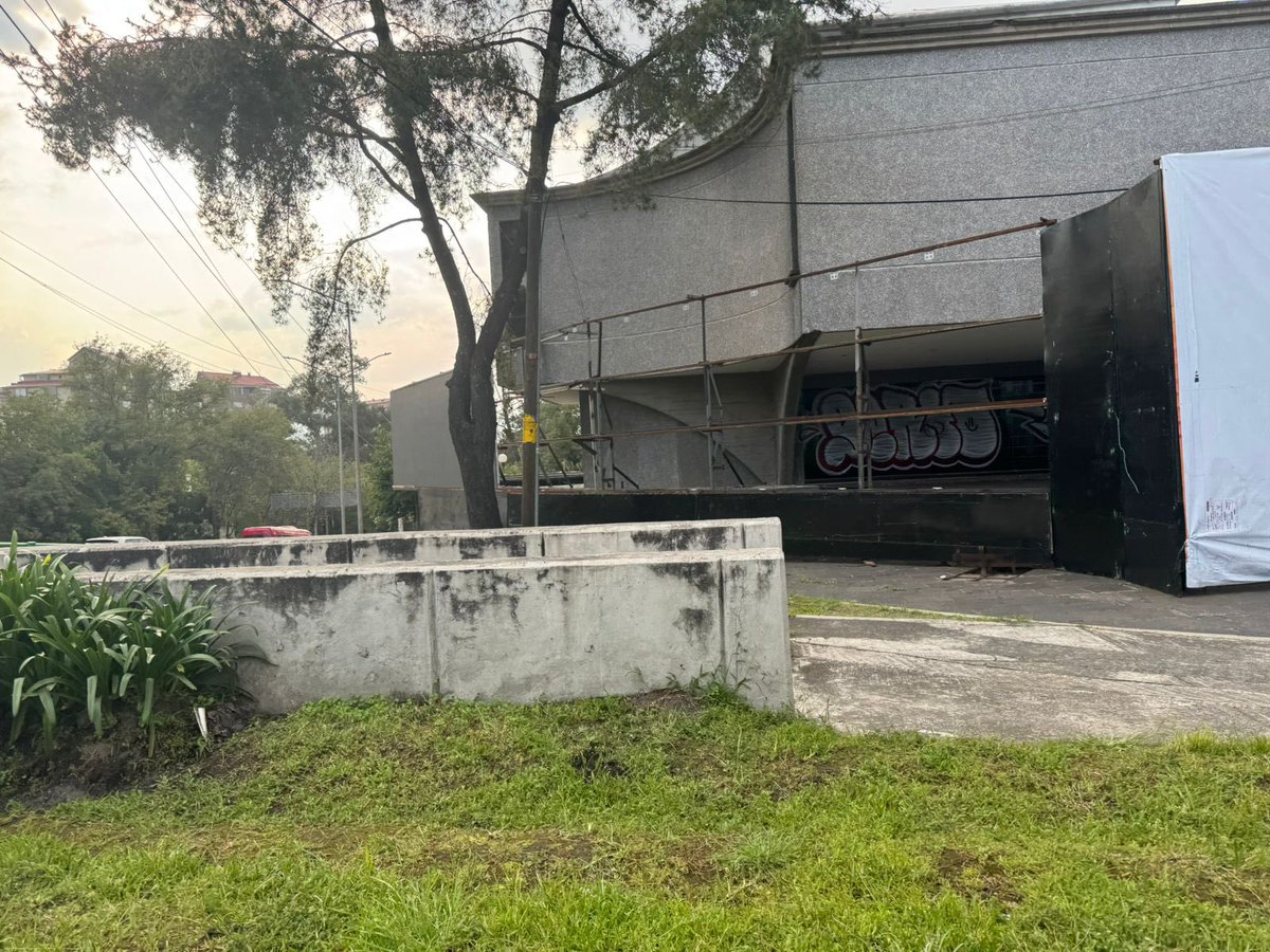 Paseo de la REFORMA 2165 . primero LUMINARIAS sin permiso. Exponiendo a los usuarios de la avenida a  ACCIDENTES .
Y ahora, por sus pistolas, PRETENDEN CONSTRUIR UN CORPORATIVO DE 200 oficinas. <a href="/cclomaschapulte/">Lomas Chapultepec</a> <a href="/locatel_mx/">@locatel_mx</a> <a href="/SEDEMA_CDMX/">Secretaría del Medio Ambiente</a> <a href="/SPAOVP_CDMX/">Subsecretaría de Programas Alcaldías Ordenamiento</a> <a href="/AlcaldiaMHmx/">Alcaldía Miguel Hidalgo</a> <a href="/CuadranteME/">CuadranteMarianoEscobedo🌳🚴‍♀️🚶🏻‍♂️</a>