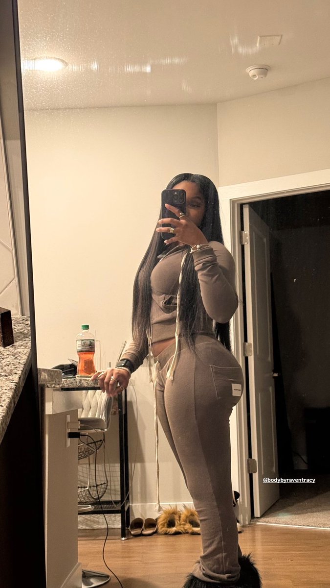 indescribablefh's tweet photo. watching my figure, trying not to eat yall up 🤏🏾 https://t.co/ZfXcMBJlcd