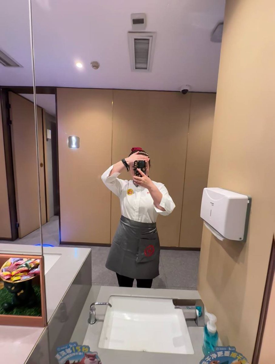 好像这一页终于翻过去了，谢谢曾经拼命适应、努力坚持的自己，关于辞职不后悔也不难过，下一段路，想走得更像自己一点，做一个爱生活爱自己的那个小困包