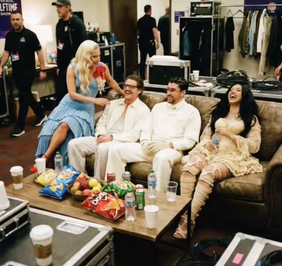 Los millonarios con doritos, papitas y latas de chesco en sus reuniones y tu tía la que gana 15 mil pesos quiere tabla de quesos, carnes frías y vino tinto