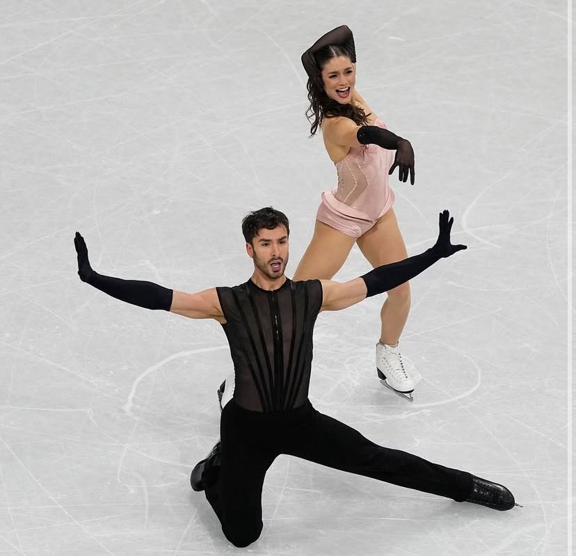 LimiteOlimpico's tweet image. TEM BRASIL NA DANÇA NO GELO! ⛸️🇧🇷

“E é na dupla francesa que o Brasil entra com tudo. A coreografia de Laurence Beaudry e Guillaume Cizeron foi montada por um brasileiro! E em tempo recorde!”

Informação do craque @sergeta 

#MilanoCortina2026