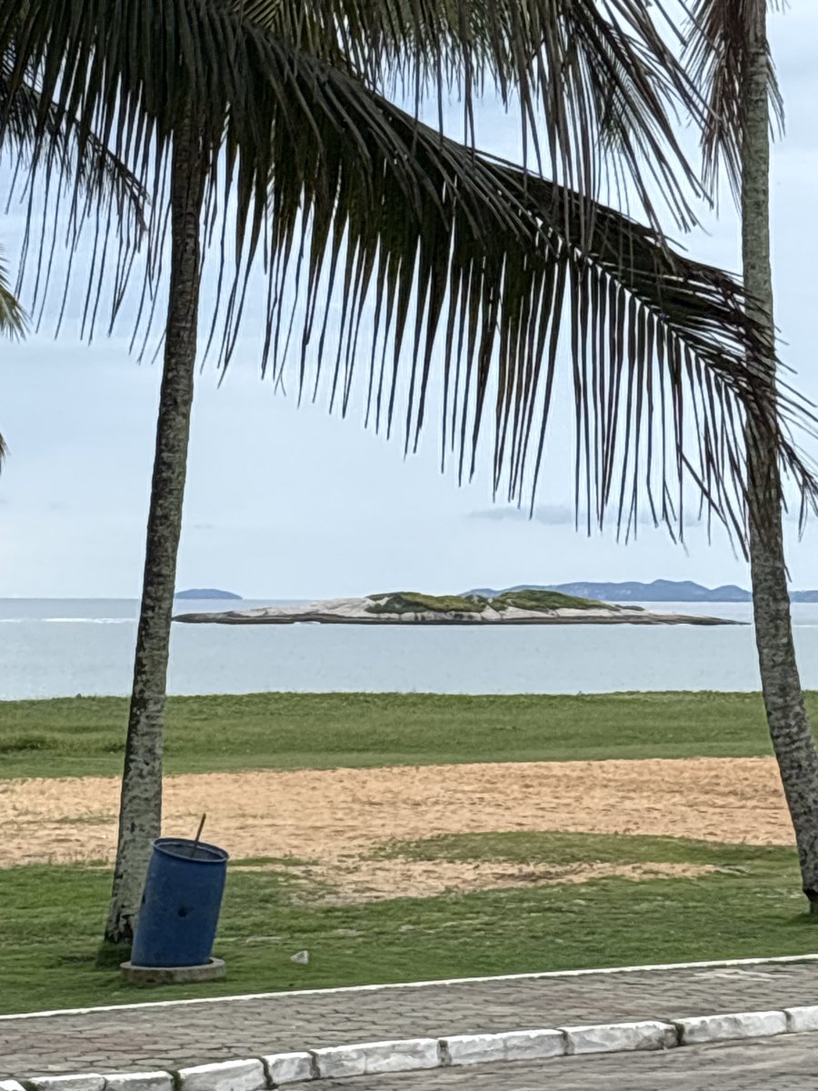 Quintal de casa , Ilha Trinta Réis, Barra de São João, ao fundo ponta de João Fernandes,Búzios!!