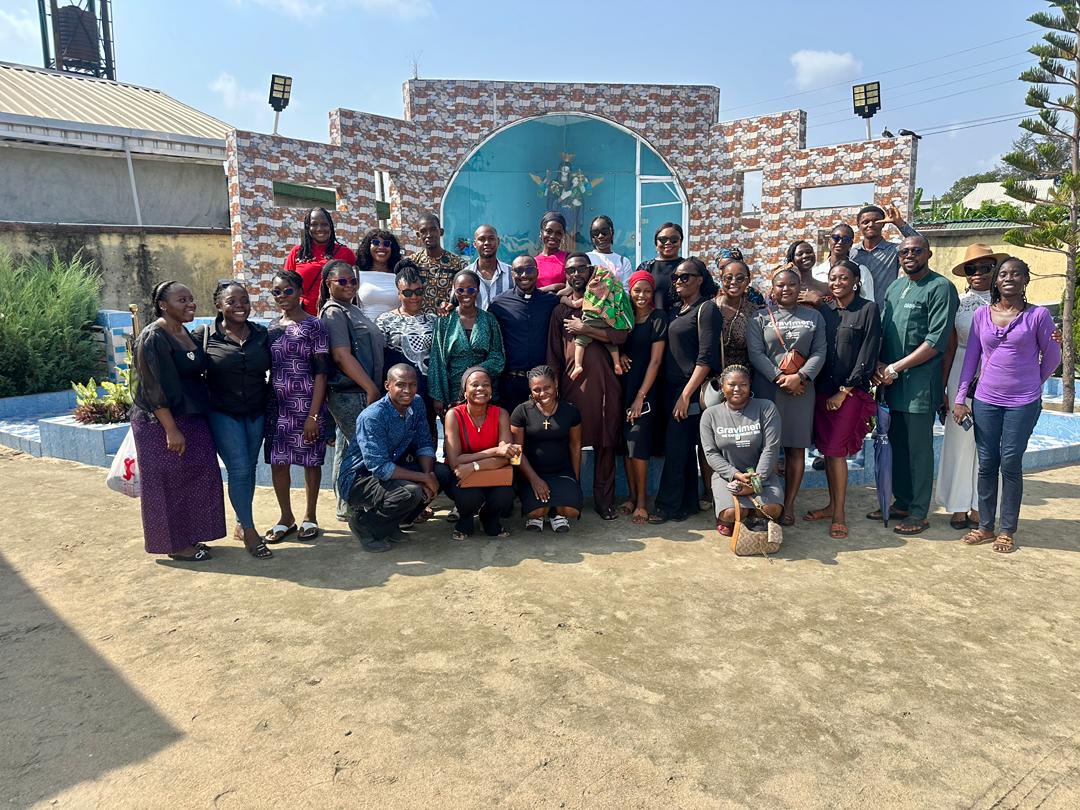 Yesterday, the members of our Catholic Twitter Community paid a condolence visit to the family of our deceased member, Ifunanya Nwangene in their home. We prayed with the parents and offered words of comfort and consolation to them.

Thanks to all our members who came out for the