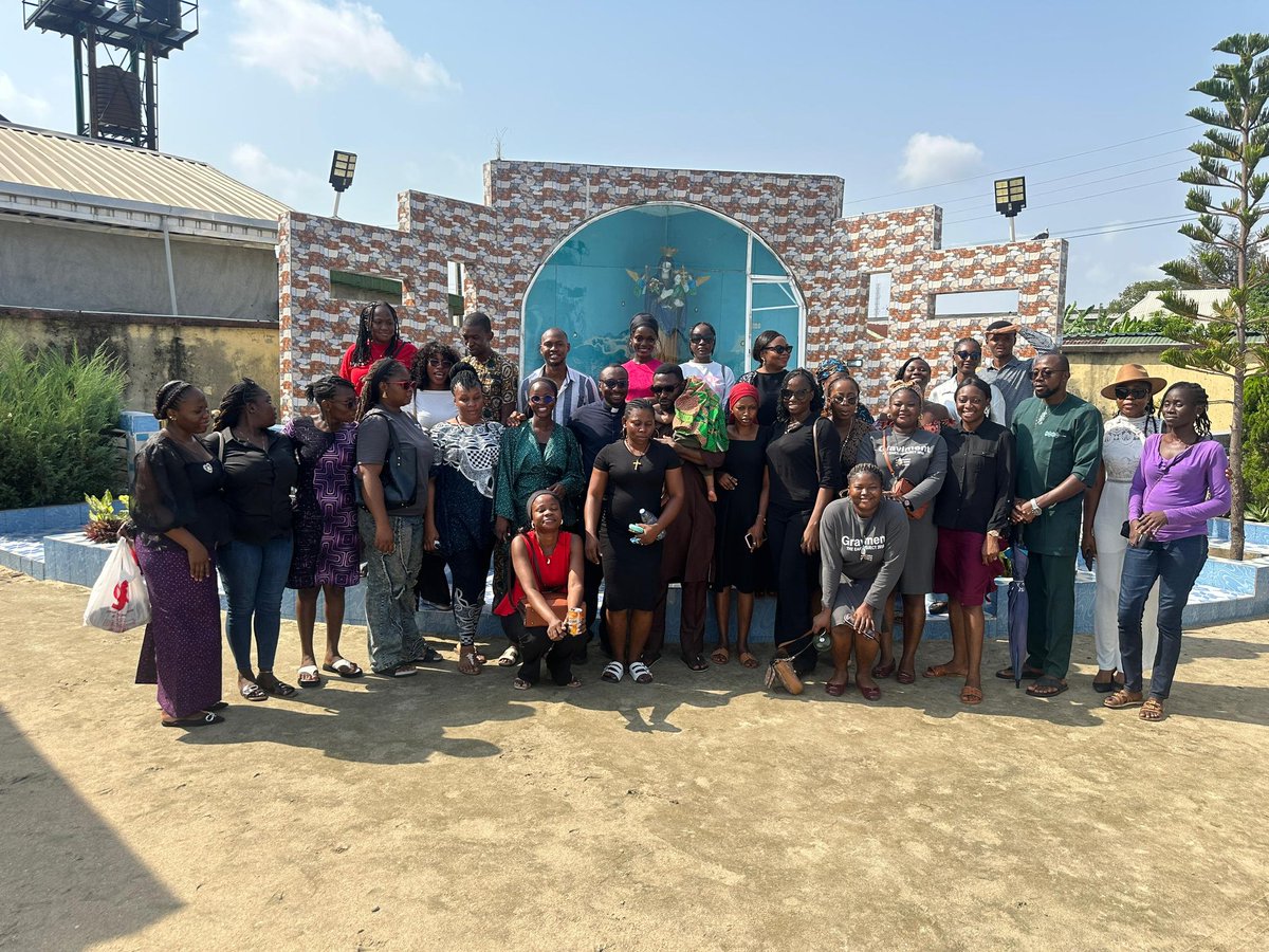 FrUgochukwu's tweet photo. Yesterday, the members of our Catholic Twitter Community paid a condolence visit to the family of our deceased member, Ifunanya Nwangene in their home. We prayed with the parents and offered words of comfort and consolation to them.

Thanks to all our members who came out for the visit. God bless you for the sacrifices.

May God strengthen the parents and grant eternal repose to the soul of our sister, Ifunanya🙏🏿