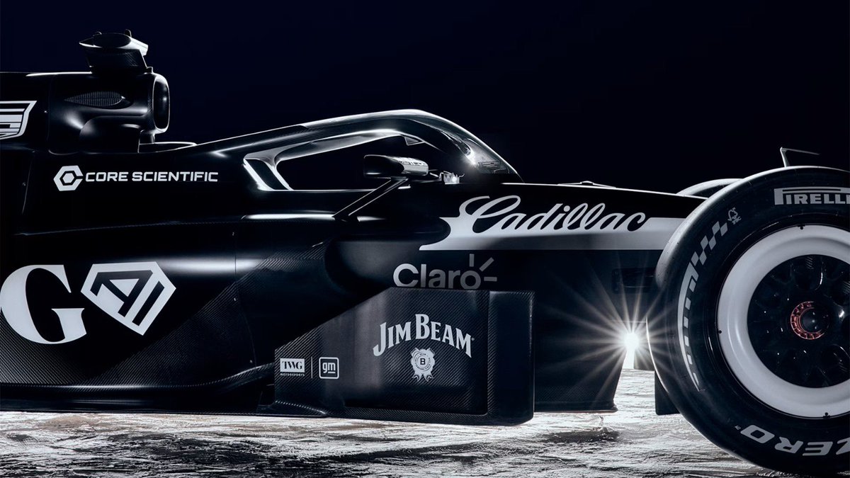 Plus_F1News's tweet photo. 🔥Cadillac rompe el molde en la F1. 

El equipo presentó el livery del monoplaza 2026 con un diseño bitono en negro y blanco que se aleja de lo convencional. 

Falta ver su rendimiento en pista, pero el mensaje es claro: Cadillac quiere ser diferente. https://t.co/8qxf9ODe1l