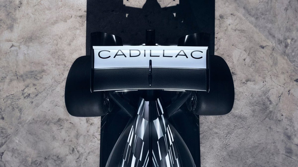 Plus_F1News's tweet photo. 🔥Cadillac rompe el molde en la F1. 

El equipo presentó el livery del monoplaza 2026 con un diseño bitono en negro y blanco que se aleja de lo convencional. 

Falta ver su rendimiento en pista, pero el mensaje es claro: Cadillac quiere ser diferente. https://t.co/8qxf9ODe1l