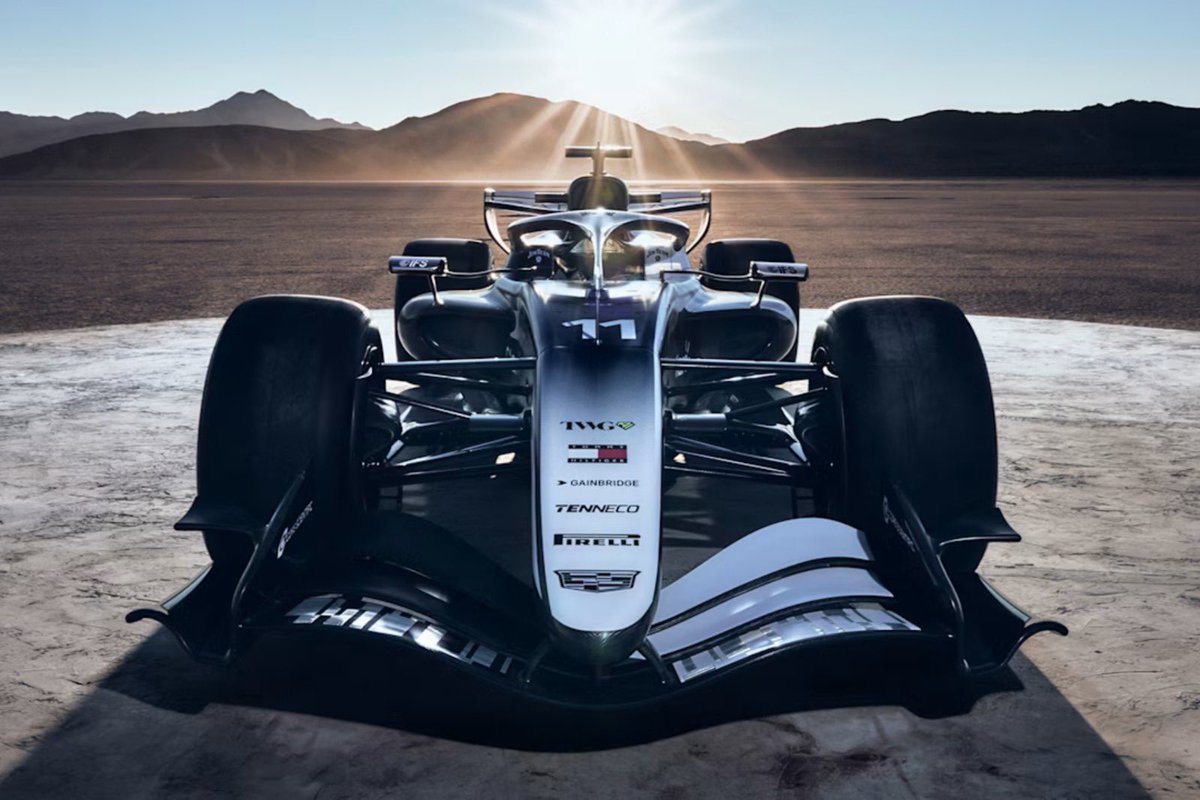 Plus_F1News's tweet photo. 🔥Cadillac rompe el molde en la F1. 

El equipo presentó el livery del monoplaza 2026 con un diseño bitono en negro y blanco que se aleja de lo convencional. 

Falta ver su rendimiento en pista, pero el mensaje es claro: Cadillac quiere ser diferente. https://t.co/8qxf9ODe1l