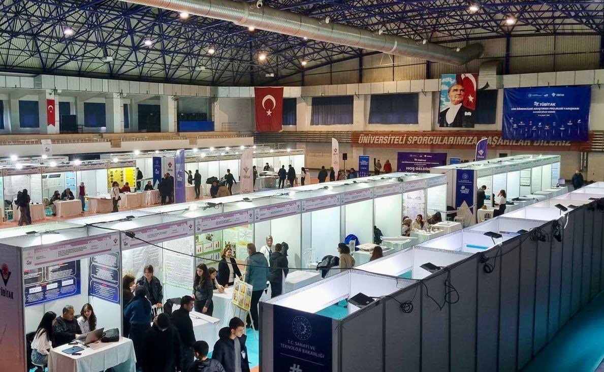 Tubitak's tweet photo. ✨ 57. Lise Öğrencileri Araştırma Projeleri Yarışması Bölge Sergileri Başladı!

👨‍🎓2.592 öğrenci

👩‍🔬1.200 proje

📍12 bölge

🧪 Sonuç; bilim ve teknoloji dolu bir yarışma!

Geleceğin bilim insanlarının meraklarının ve araştırma tutkularının peşinden giderek geliştirdikleri projeleri paylaşmak için tüm bilimseverleri bölge sergilerimize bekliyoruz!

🗓️9-11 Şubat 2026

🧭Sergi Alanları https://t.co/HiMD59LqqD