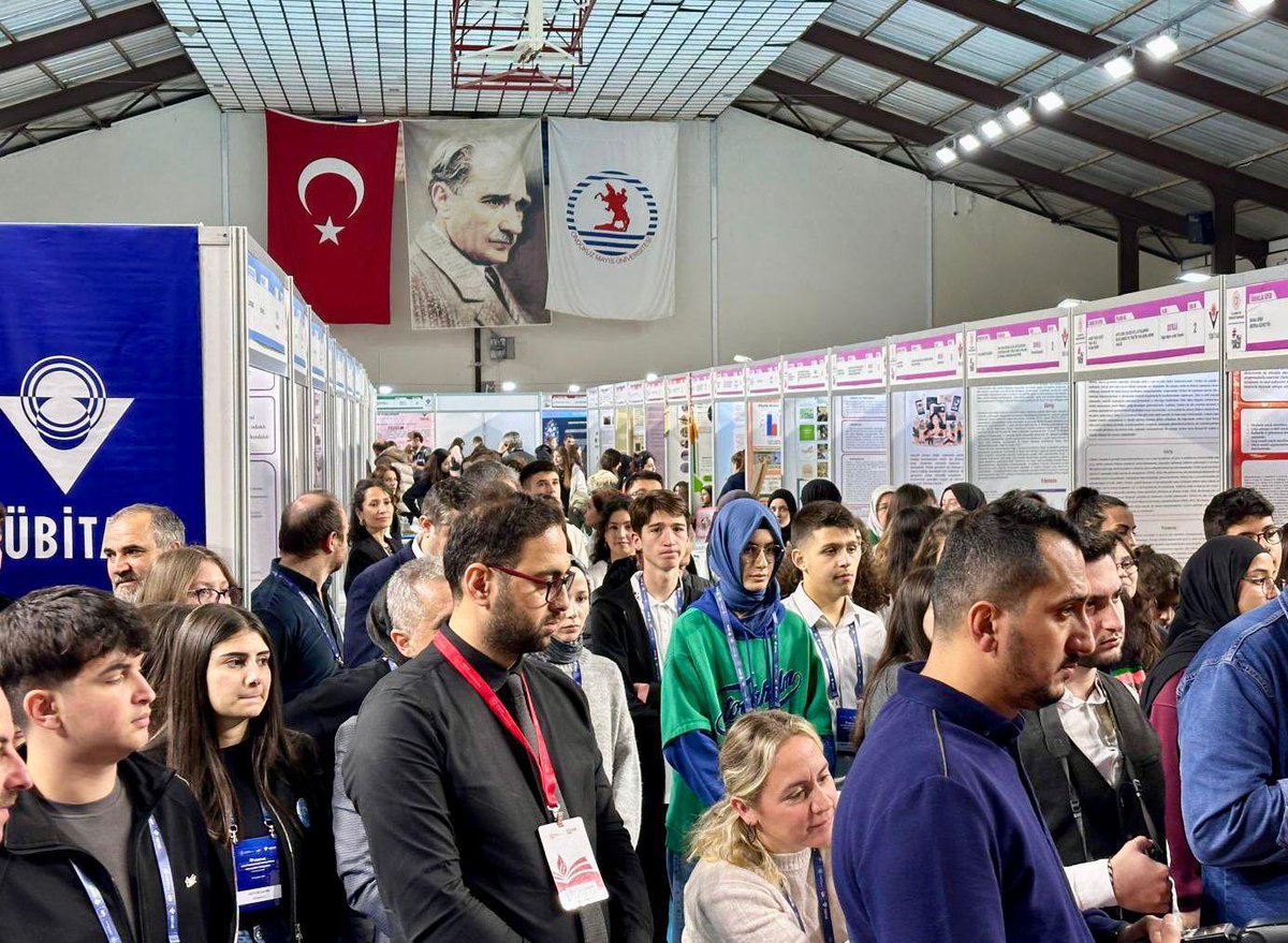 Tubitak's tweet photo. ✨ 57. Lise Öğrencileri Araştırma Projeleri Yarışması Bölge Sergileri Başladı!

👨‍🎓2.592 öğrenci

👩‍🔬1.200 proje

📍12 bölge

🧪 Sonuç; bilim ve teknoloji dolu bir yarışma!

Geleceğin bilim insanlarının meraklarının ve araştırma tutkularının peşinden giderek geliştirdikleri projeleri paylaşmak için tüm bilimseverleri bölge sergilerimize bekliyoruz!

🗓️9-11 Şubat 2026

🧭Sergi Alanları https://t.co/HiMD59LqqD