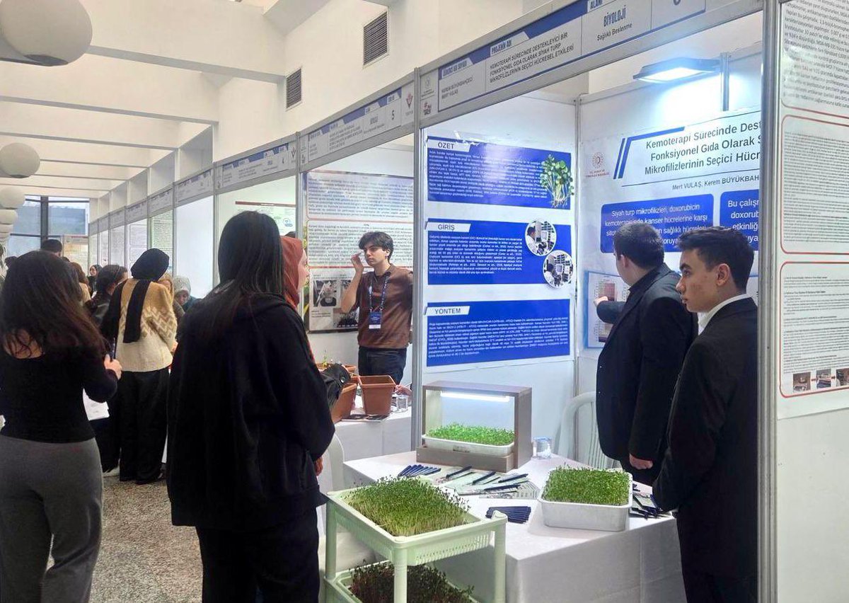 Tubitak's tweet photo. ✨ 57. Lise Öğrencileri Araştırma Projeleri Yarışması Bölge Sergileri Başladı!

👨‍🎓2.592 öğrenci

👩‍🔬1.200 proje

📍12 bölge

🧪 Sonuç; bilim ve teknoloji dolu bir yarışma!

Geleceğin bilim insanlarının meraklarının ve araştırma tutkularının peşinden giderek geliştirdikleri projeleri paylaşmak için tüm bilimseverleri bölge sergilerimize bekliyoruz!

🗓️9-11 Şubat 2026

🧭Sergi Alanları https://t.co/HiMD59LqqD