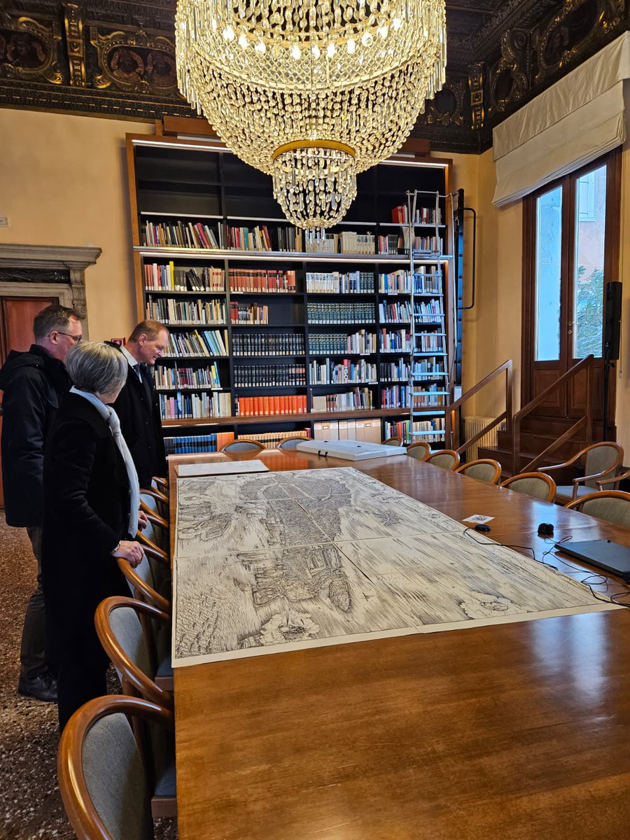Ambtedesco's tweet photo. Oggi, sulla via del ritorno per Roma, ho fatto la mia prima visita a Venezia. Non per il carnevale, bensì ho avuto modo di visitare il @centro_tedesco e di conoscere la base navale di Venezia grazie alla presentazione interessante del contrammiraglio Guglielmi https://t.co/dNRVJHiwqW