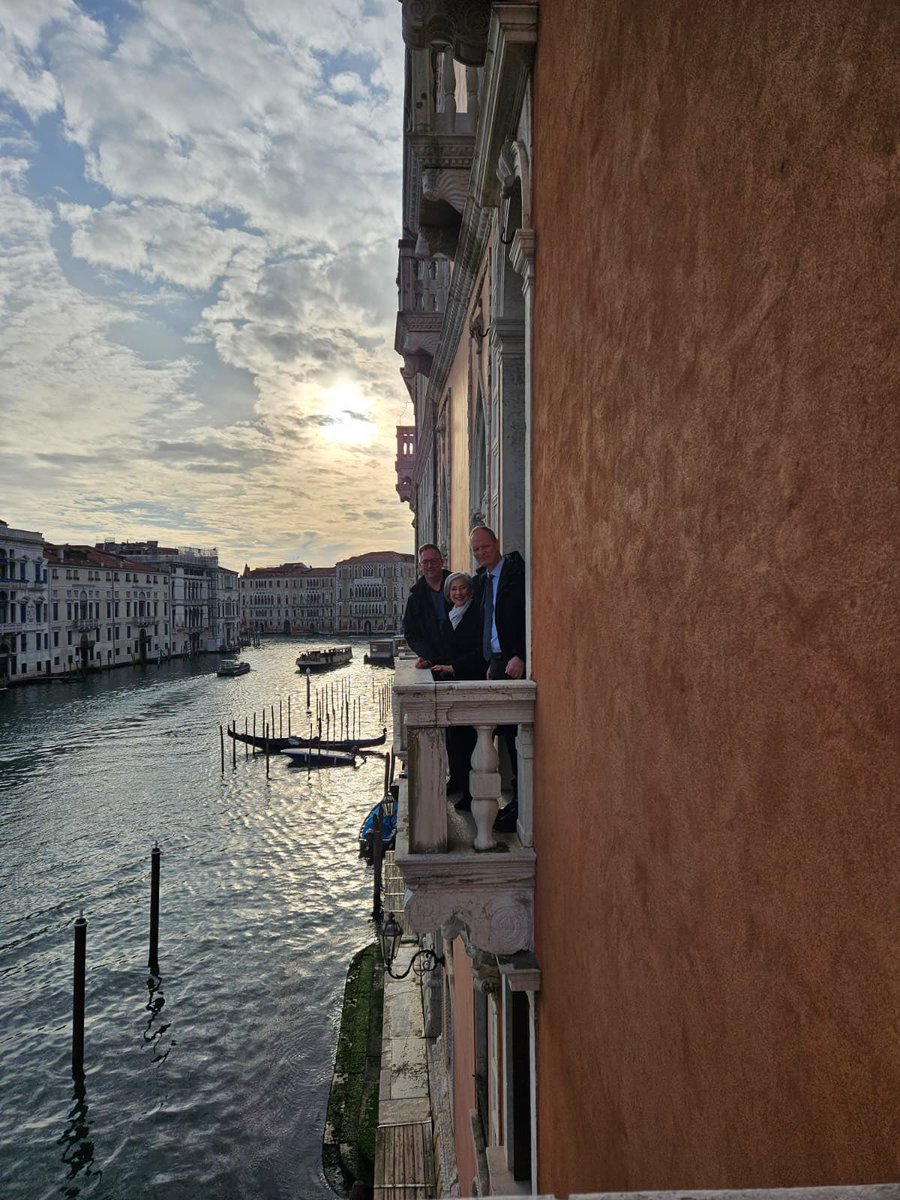 Ambtedesco's tweet photo. Oggi, sulla via del ritorno per Roma, ho fatto la mia prima visita a Venezia. Non per il carnevale, bensì ho avuto modo di visitare il @centro_tedesco e di conoscere la base navale di Venezia grazie alla presentazione interessante del contrammiraglio Guglielmi https://t.co/dNRVJHiwqW