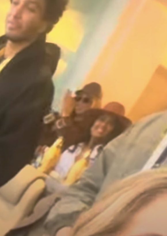 beyonceaccess's tweet image. 🚨 Beyoncé estava ontem no camarote da Roc Nation assistindo o #SuperBowl do Bad Bunny!

Fãs notaram ela usando óculos e boné no fundo de um vídeo que a prima do Jay-Z postou no Instagram.