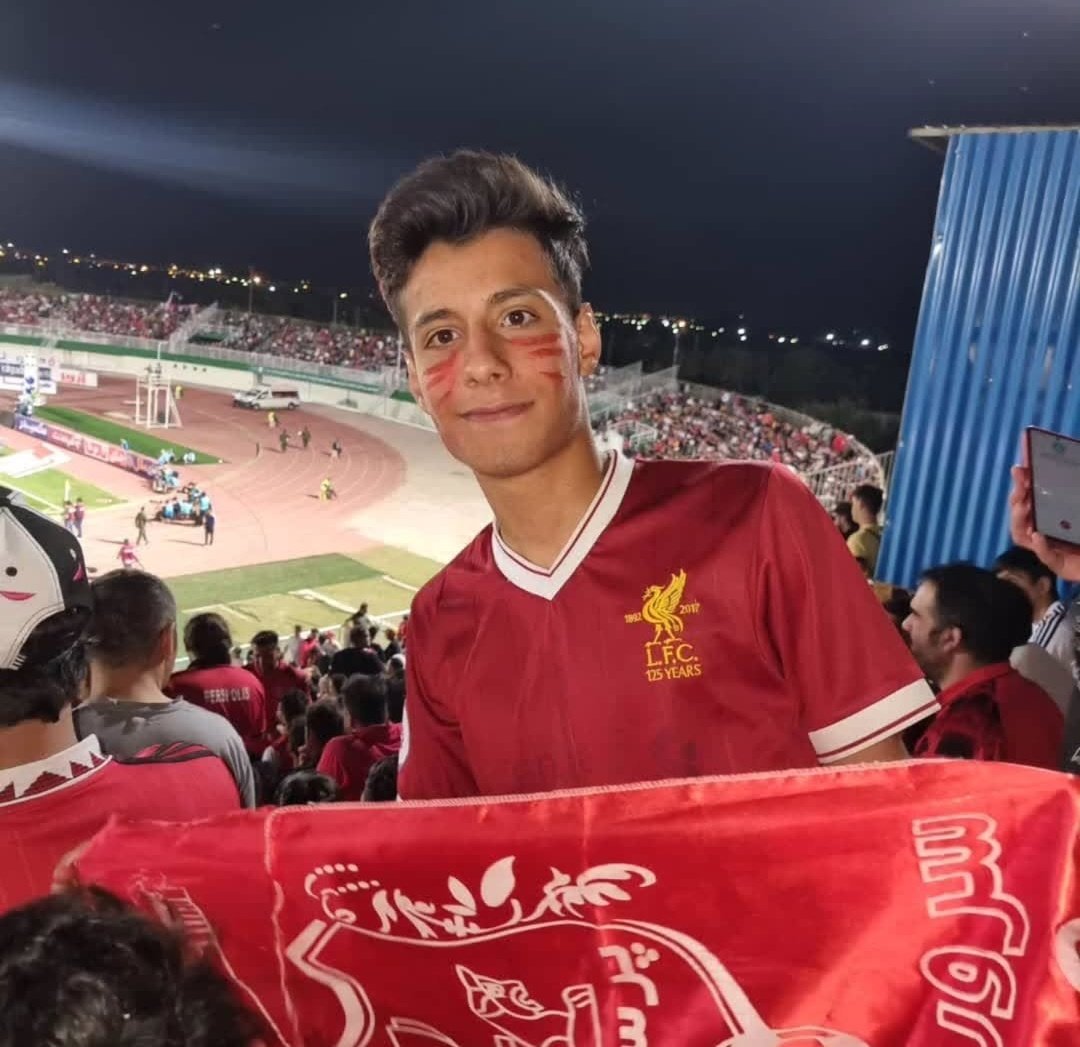 Tollotoss's tweet photo. این عکس رو از پیج مادر جاویدنام امیر حسین دولت آبادی برداشتم، لطفا یاد این بچه رو هم زنده نگه‌دارین اون طرفدار لیورپول بود. https://t.co/sZo0T3cDbf