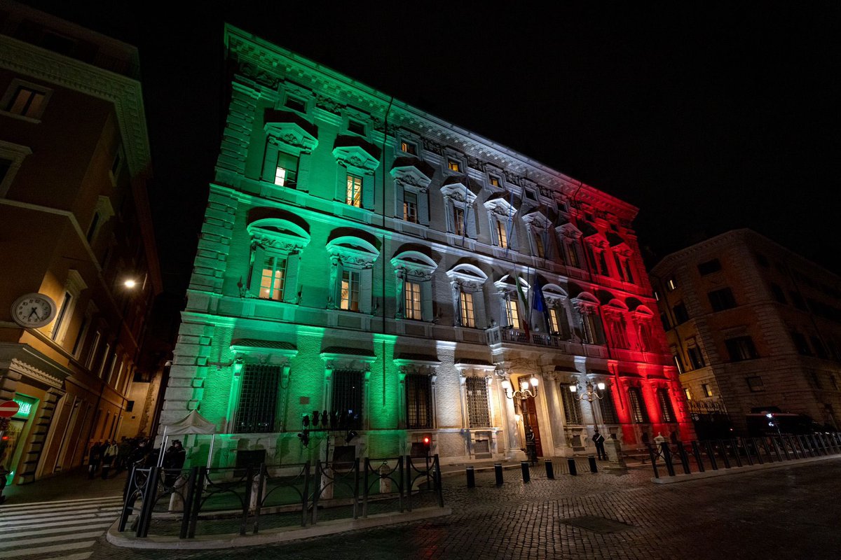 Ignazio_LaRussa's tweet photo. In occasione del Giorno del Ricordo, la facciata di Palazzo Madama è illuminata con il Tricolore per tramandare la memoria della tragedia delle foibe e dell’esodo giuliano-dalmata. https://t.co/rvBtGC05cb