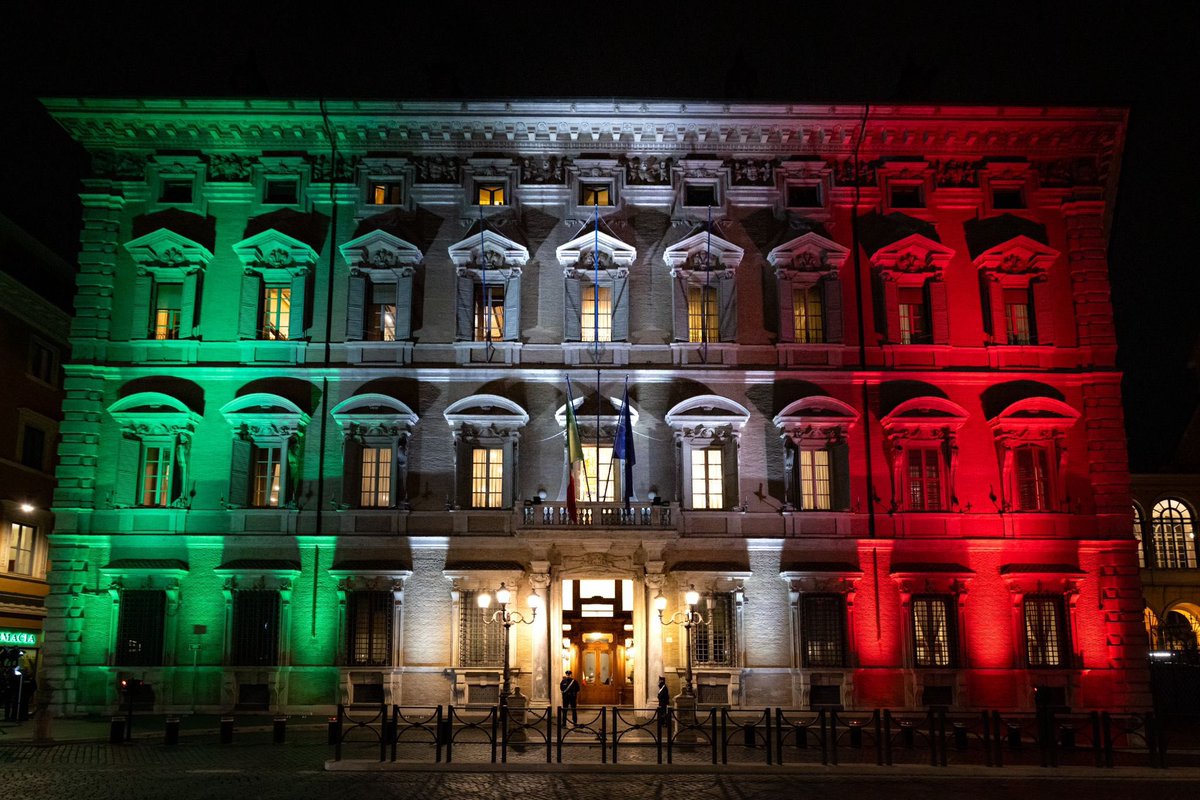 Ignazio_LaRussa's tweet photo. In occasione del Giorno del Ricordo, la facciata di Palazzo Madama è illuminata con il Tricolore per tramandare la memoria della tragedia delle foibe e dell’esodo giuliano-dalmata. https://t.co/rvBtGC05cb