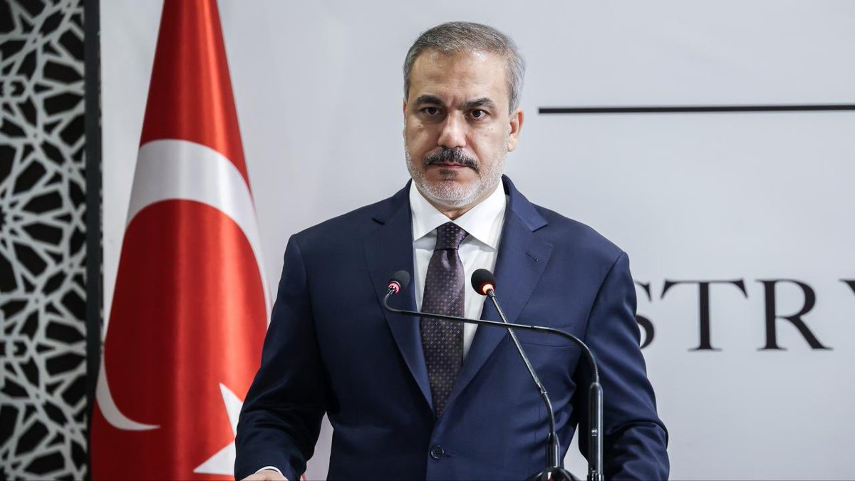Defence_Turk_EN's tweet photo. 🛡️“We are doing everything we can to prevent a catastrophe”

🔸🇹🇷 Foreign Minister Hakan Fidan: “During the 12-day June war, we received a call from the 🇺🇸 US one night saying, ‘Tell the 🇮🇷 Iranians that anything could happen within a few hours.’ https://t.co/u3yh5lxiIU