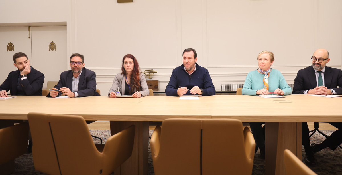 Gran acuerdo con los sindicatos ferroviarios para incrementar la inversión en mantenimiento en 1.800 millones y crear 3.650 plazas laborales en <a href="/Renfe/">Renfe</a>, <a href="/Adif_es/">Adif</a> y la AESF.
Reforzamos el carácter público del ferrocarril lo que se traducirá en más seguridad, inversión, empleo y