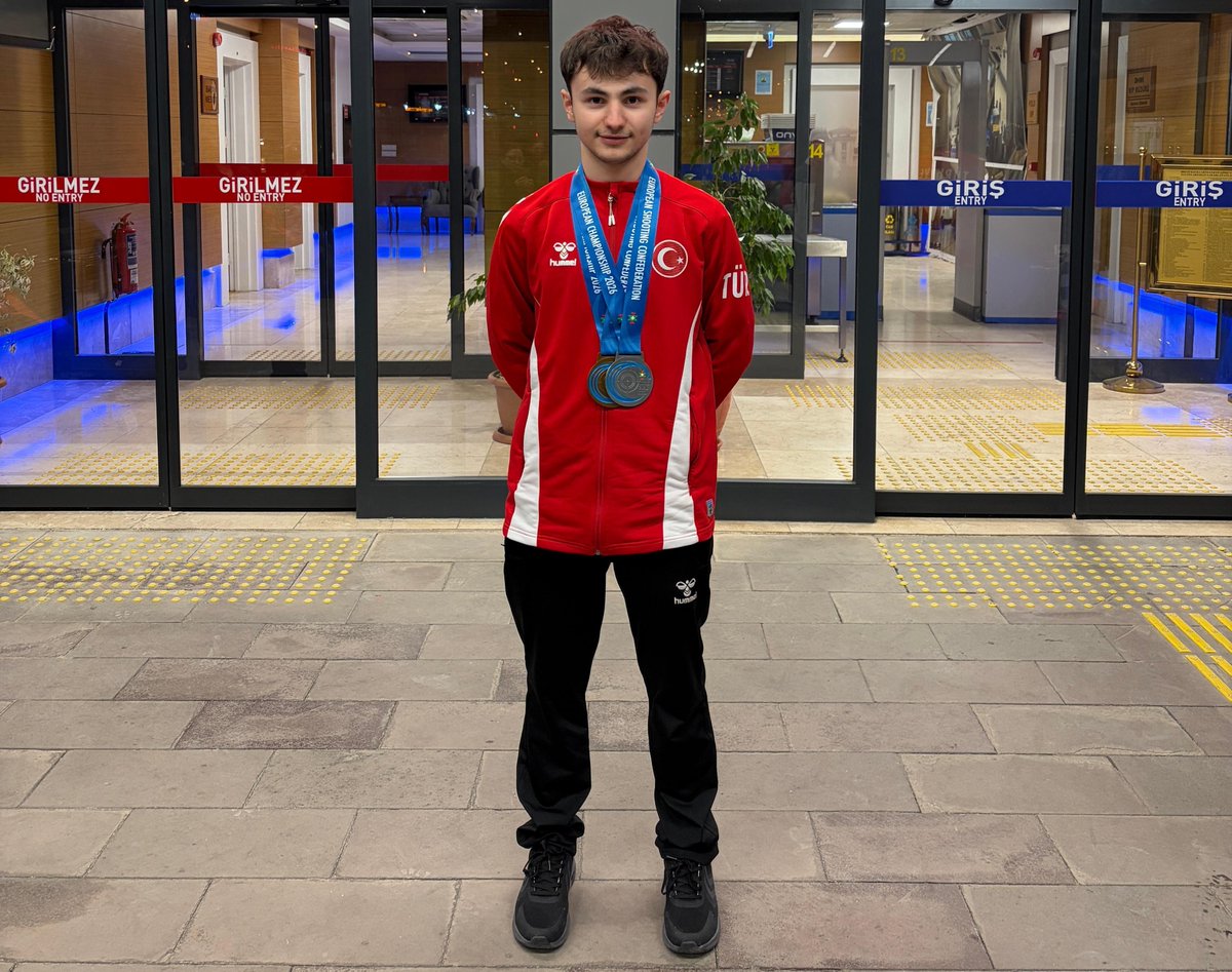 GSB_Trabzon's tweet photo. Havalimanında gururlu karşılama 🇹🇷

U16–U18 Havalı Silahlar Avrupa Şampiyonası’nda ülkemizi temsil eden SEM sporcumuz Eren KALFA 

•U18 Havalı Tabanca Erkek Takımı kategorisinde Altın Madalya,

  • U18 Havalı Tabanca Trio Takımı kategorisinde Avrupa ikinciliği elde etmiştir. https://t.co/qYj3gMKDZr