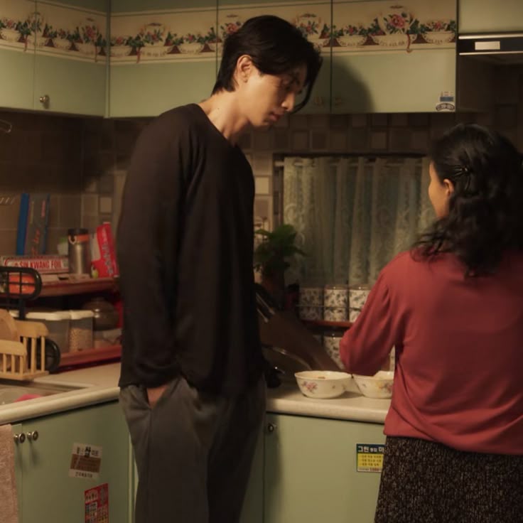 numberrkat's tweet photo. this is Moonjo asking Jongwoo's mom if she needs help with anything for those with the eyes to see https://t.co/rwWLY7wjIo