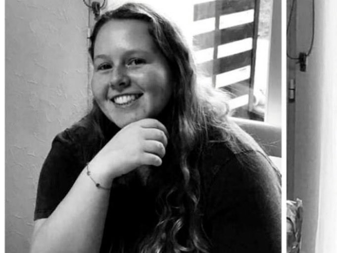 🎂 🇫🇷 Aujourd’hui, Helena Vansteenkiste aurait dû fêter ses 23 ans. 

Mais il y a trois ans, le 9 novembre 2022, tout s’est arrêté. À 19 ans, Helena ne rêvait que de devenir paysagiste.

Lorsqu’elle tombe amoureuse d’un réfugié afghan, ses parents s’inquiètent.
  
Mohammad Zarif