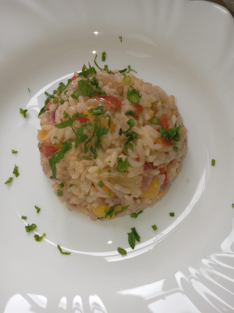 IldmarAlves's tweet photo. Sol e Pequi
Este risoto traz a cremosidade clássica italiana abraçando o sabor rústico e potente do pequi com fios de coco crocante, passado rapidamente pelo óleo de pequi para despertar seus óleos naturais. A finalização com óleo de pequi por cima é o toque final de intensidade. https://t.co/9gfJovMlqr