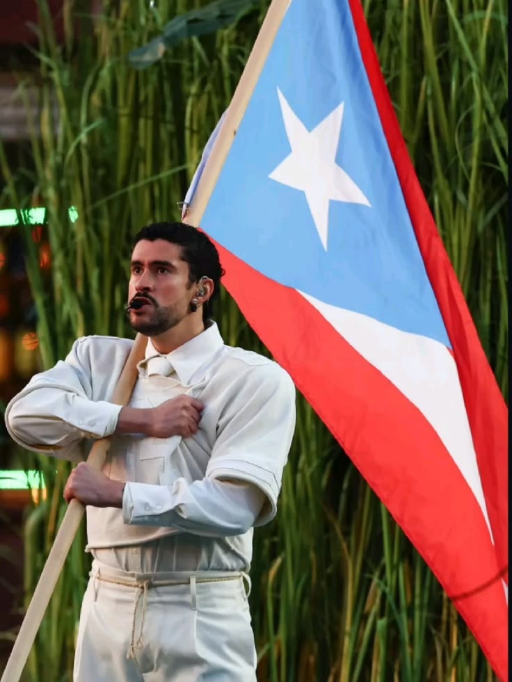 npomvtt's tweet image. 🤝❤️ Mingi do ATEEZ comentou um coração no vídeo de Bad Bunny no Super Bowl citando todos os países americanos para subverter o bordão dos Estados Unidos "God bless America" (Deus abençoe a América).