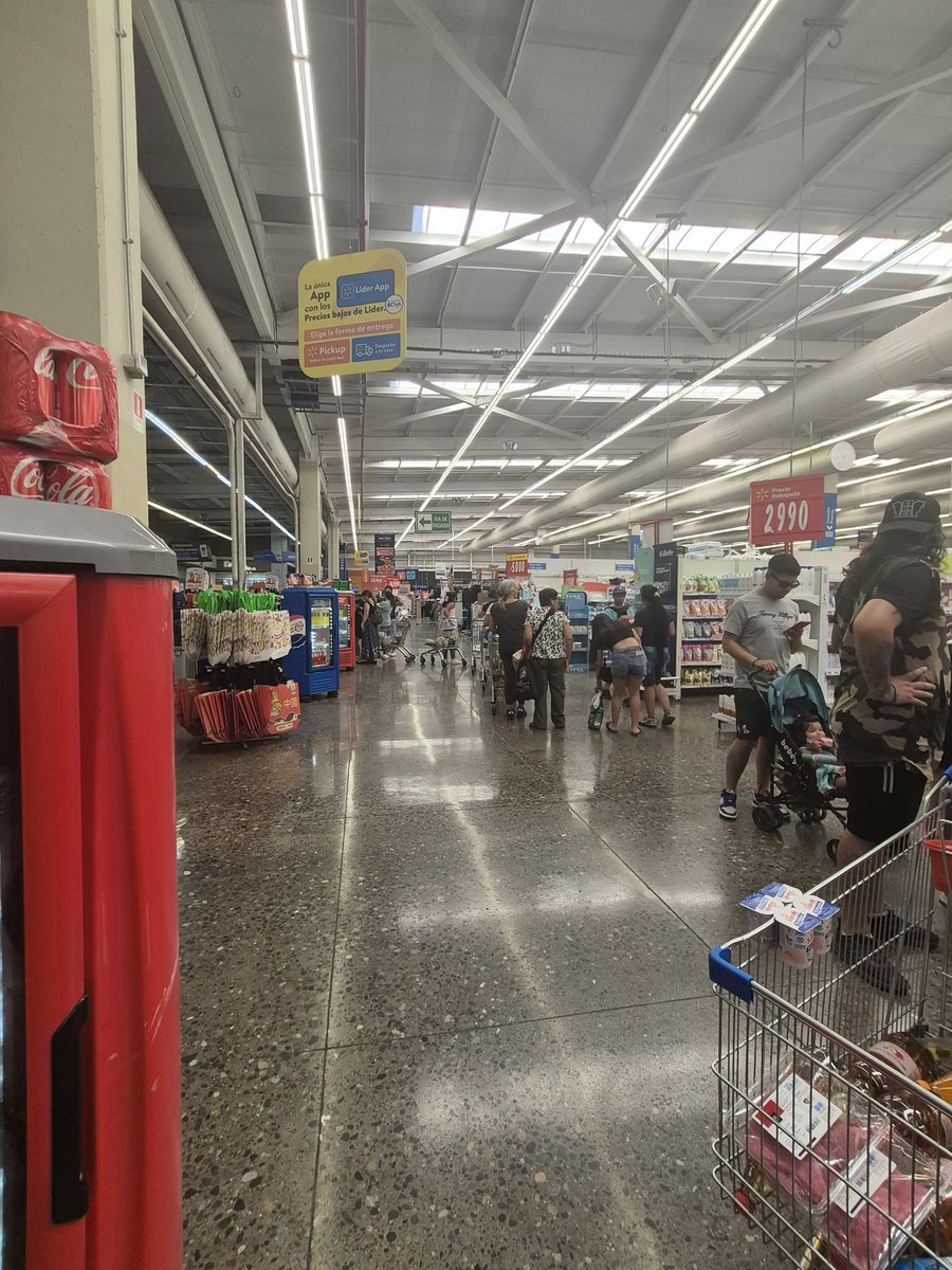 Tricia0187's tweet photo. @LIDERcl dos cajas abiertas. Una de las cuales ya no quiere más personas en la fila. Las trabajadoras maquillándose en vez de abrir una caja. Y el autoservicio no puedo usarlo porque llevo más de 30 artículos. Una burla a los clientes https://t.co/QF4KL8RNSX