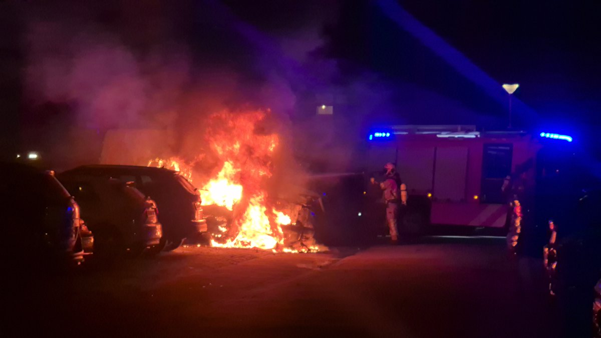 Ingezonden foto door "112.spotter.charlois" (1): "Een brand auto op de Koperslagerij in Smitshoek. Op zondag 8 februari 01:43 werd er een autobrand gemeld. De hulpdiensten waren snel ter plaatse en bluste het voertuig snel." #Barendrecht