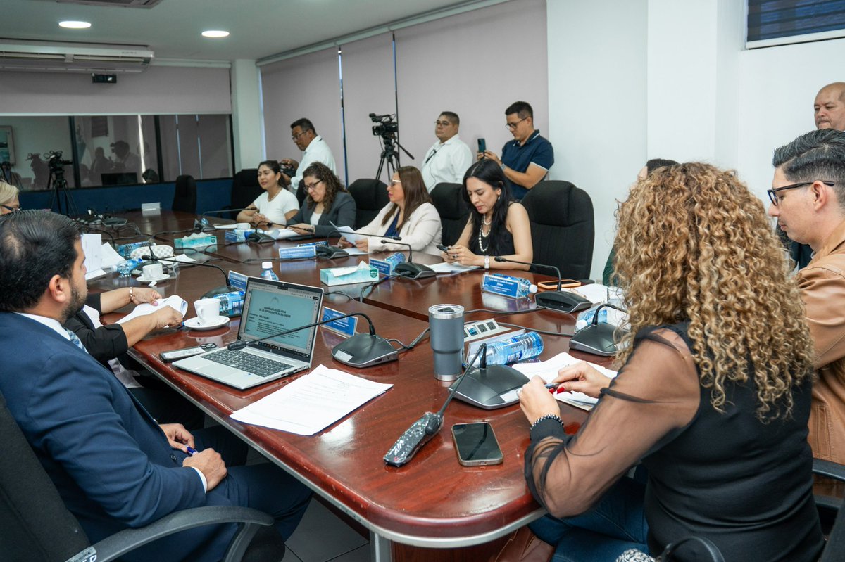 Desde la Comisión de Salvadoreños en el Exterior, Legislación y Gobierno emitimos dictamen favorable para autorizar al señor Kennedy Obed Reyes Lazo a aceptar la Medalla de la Junta Interamericana de Defensa, otorgada por la OEA.

#ComisiónSALVEX