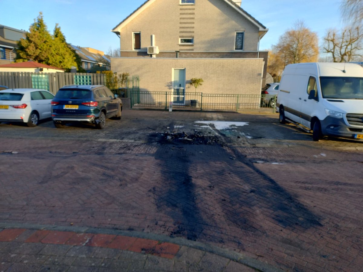#Autobrand #Koperslagerij Een auto die naast de brandende bestelbus geparkeerd stond is ook beschadigd geraakt bij de brand. De resten van het uitgebrande voertuig zijn weggesleept. Bij daglicht was alleen het wegdek nog ernstig vervuild. #Barendrecht