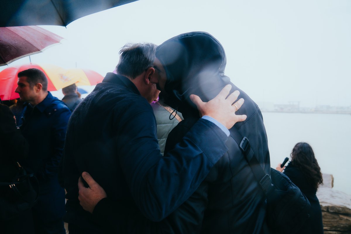 Hoy rendimos homenaje a David y Miguel Ángel, guardias civiles asesinados por los narcos en Barbate.

Dos años después, no olvidamos. Su memoria sigue viva.

Su sacrificio exige justicia, medios para nuestros agentes y una lucha sin tregua contra el narco.

HONOR Y GLORIA