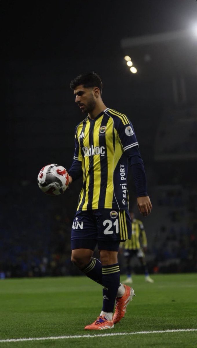 Artist Değil 
Kendisi 
Futbolcu Hemde En Alasından 
<a href="/Fenerbahce/">Fenerbahçe SK</a> 
💛💙