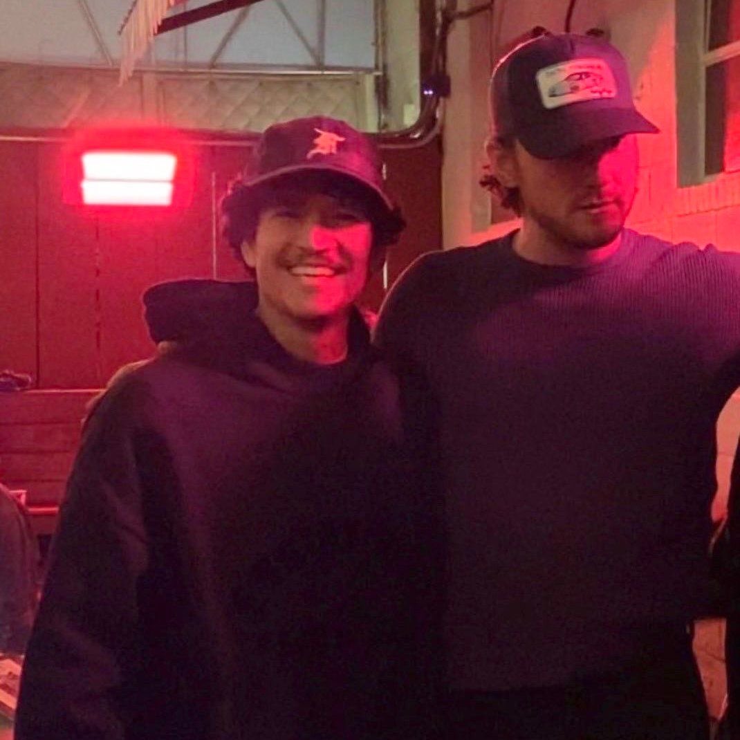 thesentrim's tweet photo. This pic is giving golden retriever boyfriend with his mysterious black cat boyfriend https://t.co/1oEVPtthMG