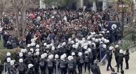 #BoğaziçiÜniversitesi öğrencileri, Güney Kampüs’te, Hamlin Hall binasındaki kulüp odalarının boşaltılmasına karşı eylem yaptı. Okulu abluka altına alan polis, eylem yapan öğrencilere biber gazı sıkarak saldırdı.
tinyurl.com/53s4mzpm